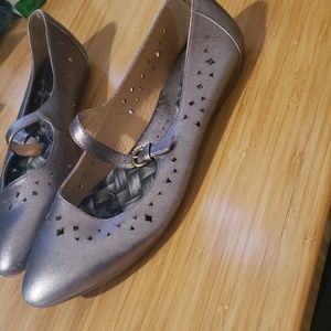 Size 9 Metallic Leather Cut Outs Mary Janes Born